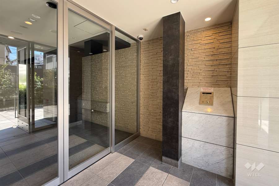 エントランスはオートロック付きです。