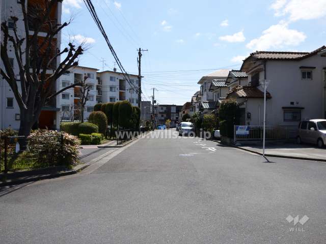 敷地西側の前面道路