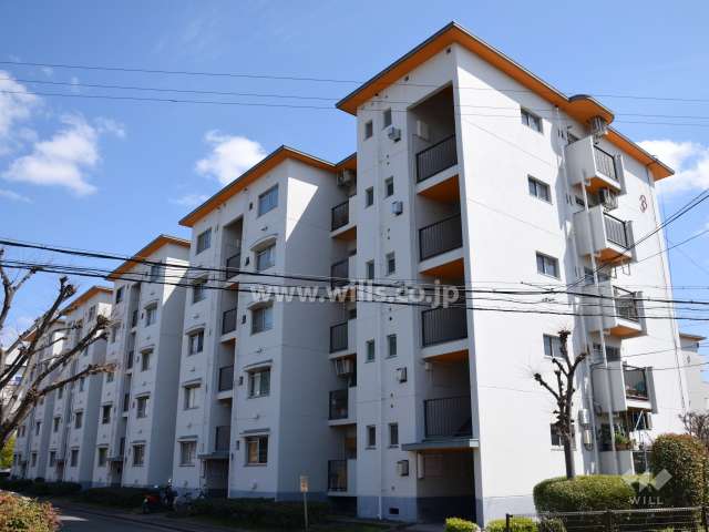 茨木上穂積団地3号棟の外観(北西側から)