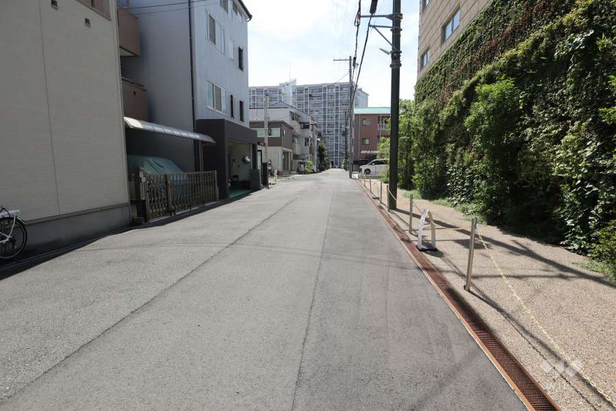 敷地南側の前面道路（東側から）