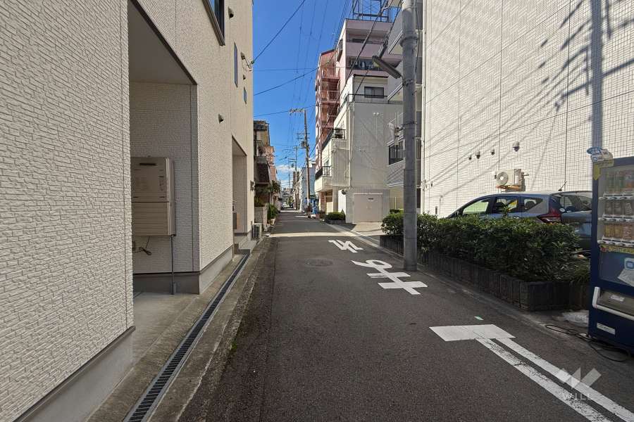 敷地南側の前面道路（東側から）