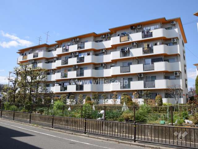 茨木上穂積団地2号棟の外観(南東側から)