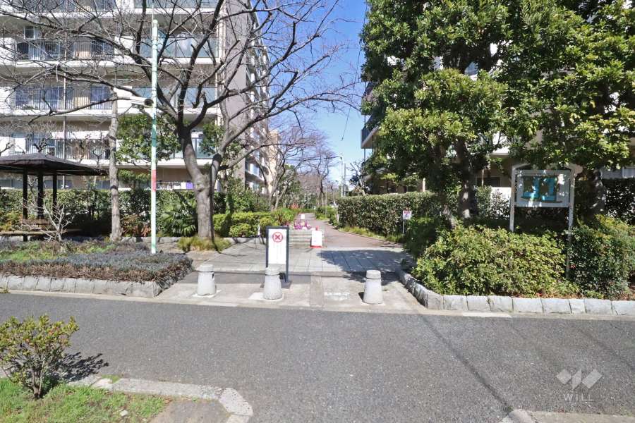 敷地北西側の遊歩道(北東側から)