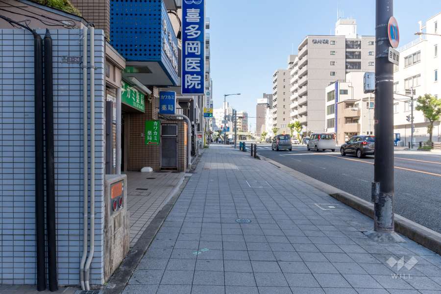 敷地南側の前面道路（東側から）