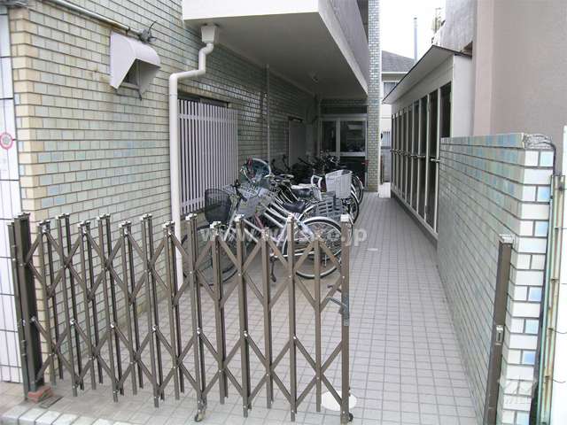 敷地入り口