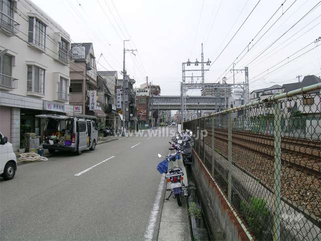 敷地の東側には道を挟んで阪急今津線が走っています。