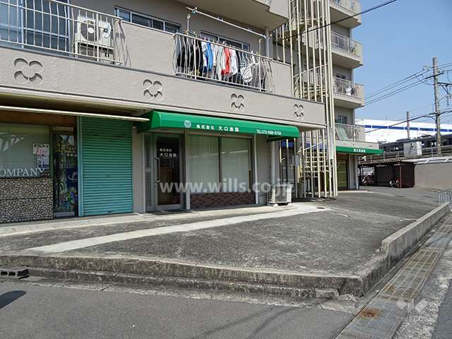 1階には店舗が入っています。