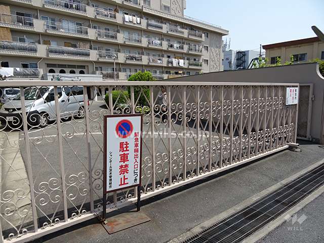 敷地入り口