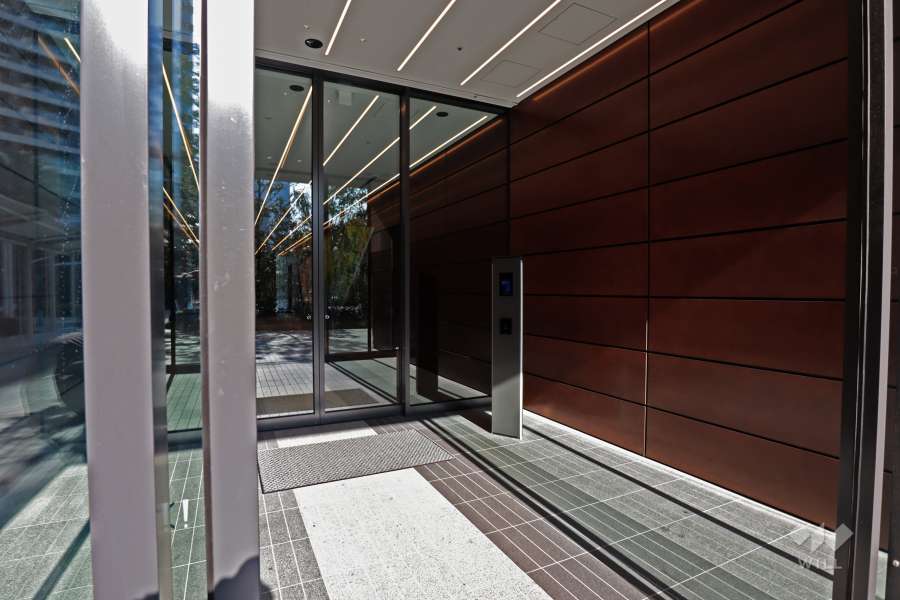 エントランスはオートロック付きです。