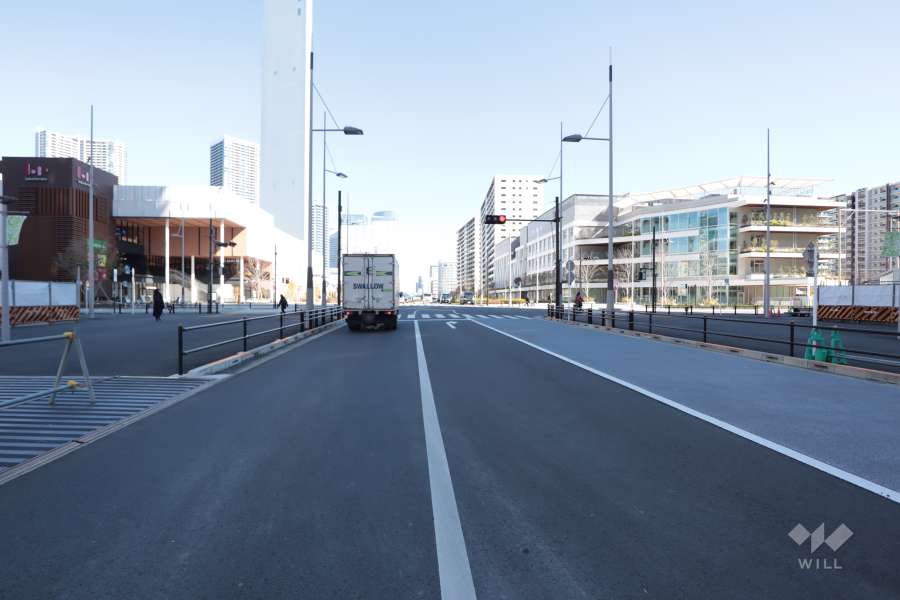 敷地北西側の前面道路(北東側から)