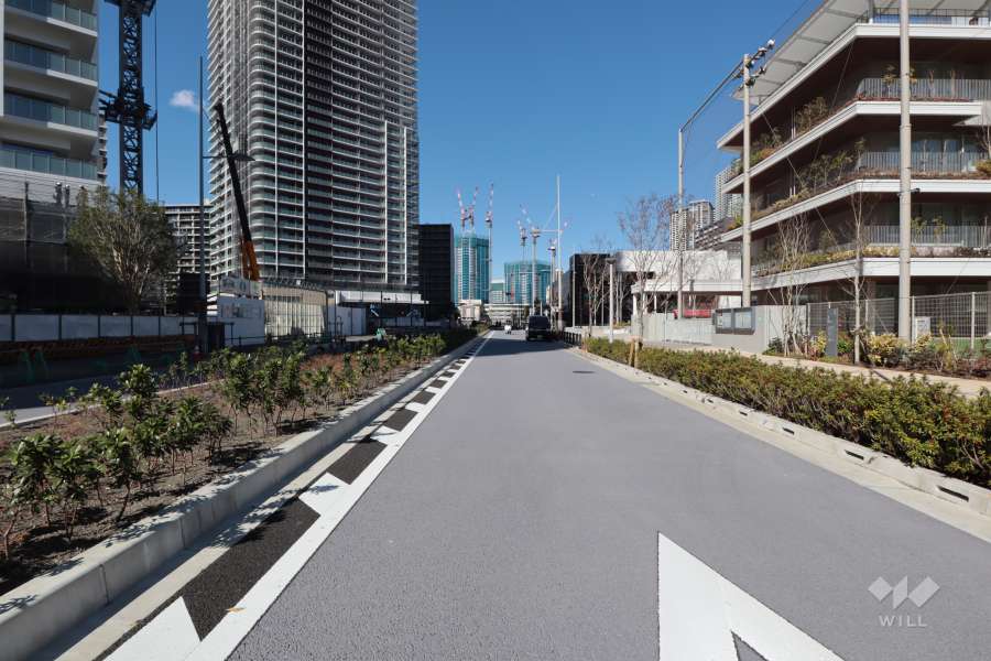 敷地北東側の前面道路(北西側から)