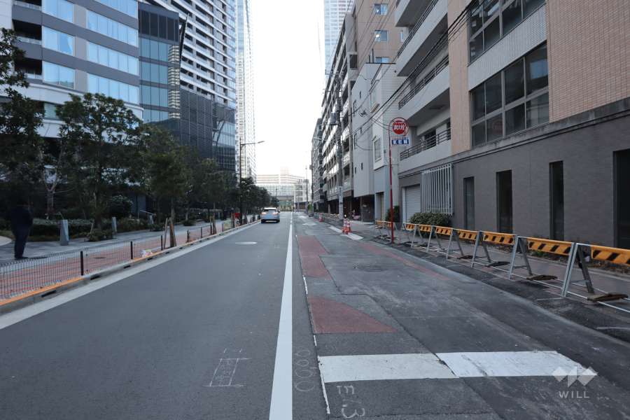 敷地北西側の前面道路（北東側から）