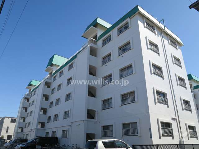 マンション沢良宜B棟の外観（北西側から）