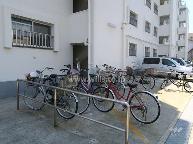 エントランスと自転車置場