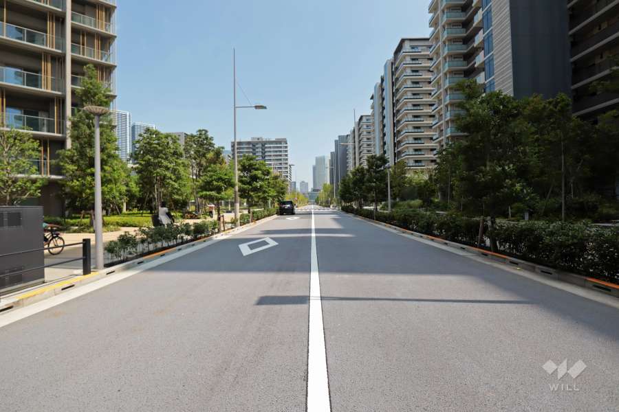 敷地南東側の前面道路(南西側から)
