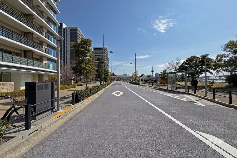敷地南西側の前面道路（北西側から）