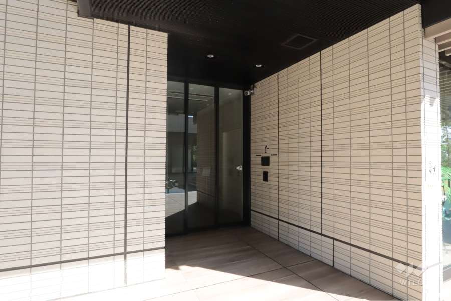 西側エントランス