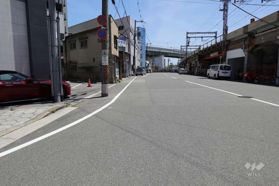 敷地東側の前面道路（北側から）
