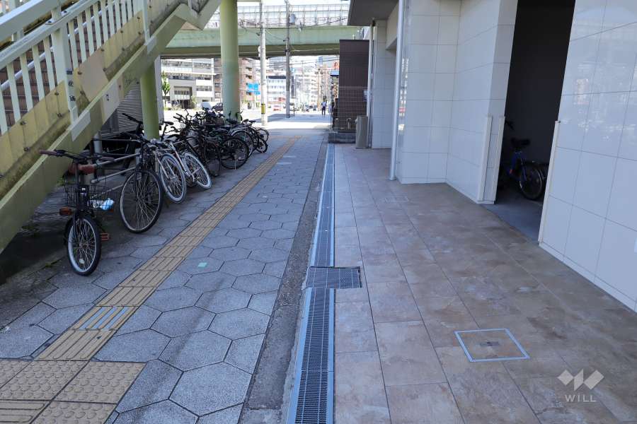 敷地北側の前面道路（東側から）