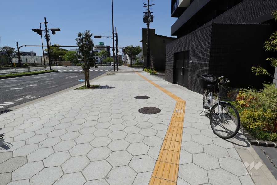 敷地南西側の前面道路（南東側から）