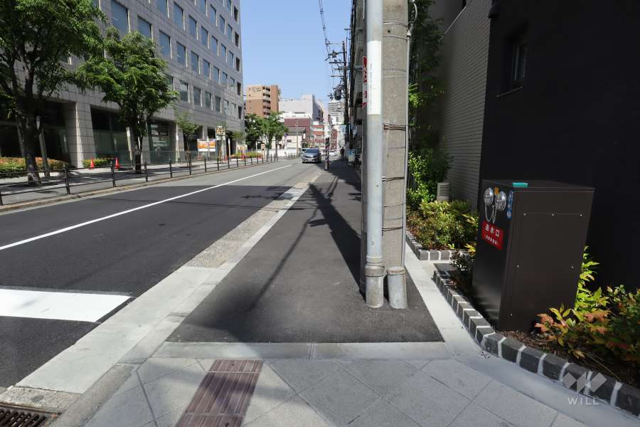 敷地北側の前面道路（西側から）