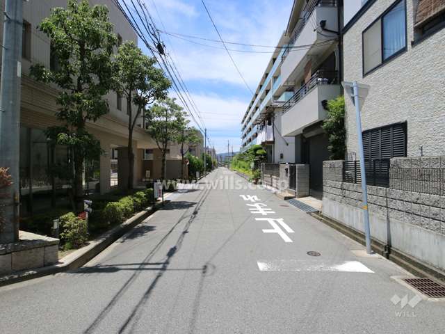 物件の北側前面道路（東側から）