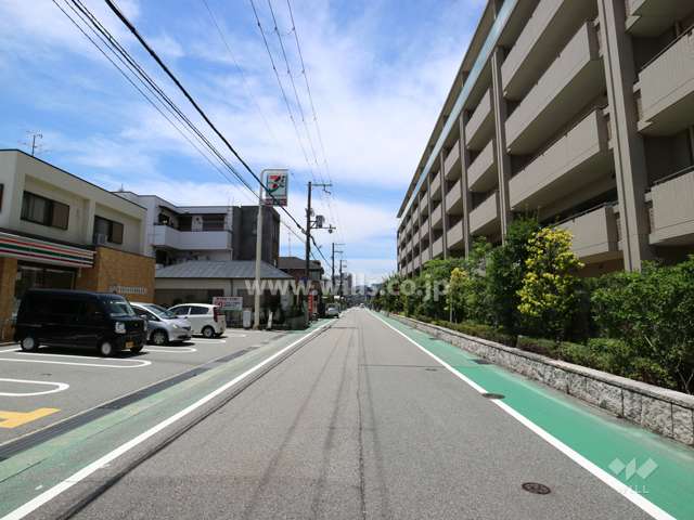 物件の南側前面道路（東側から）