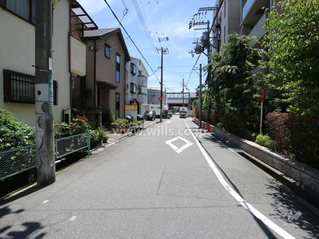 物件の東側前面道路（北側から）