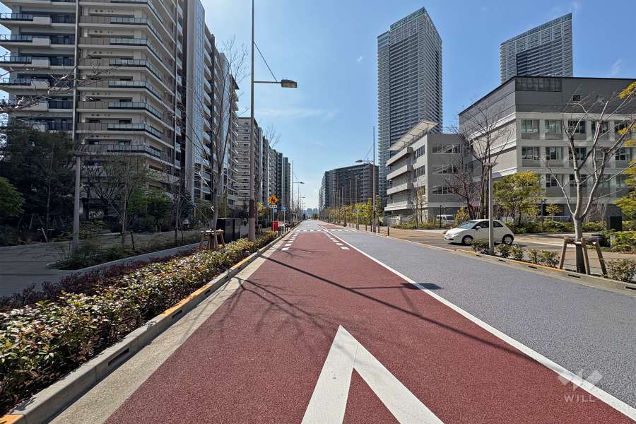 敷地北西側の前面道路（北東側から）