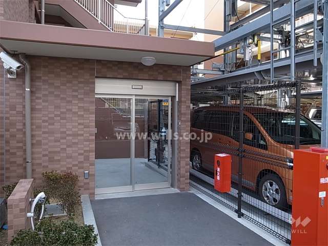駐輪場入口（自動扉付き）