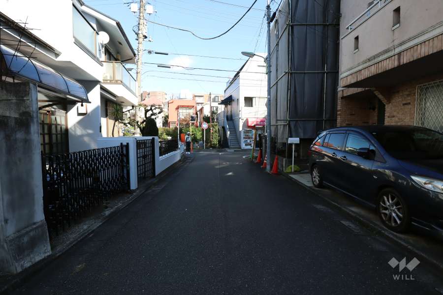 敷地北側の前面道路(西側から)