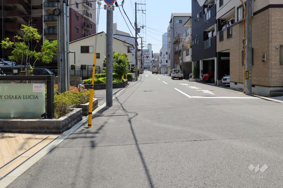 敷地西側の前面道路（北側から）