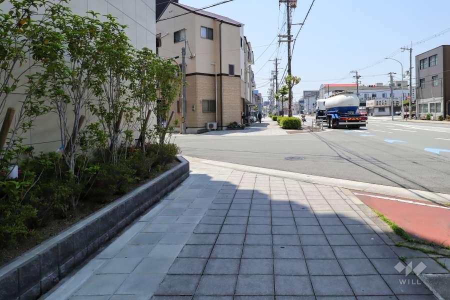 敷地北側の前面道路（東側から）