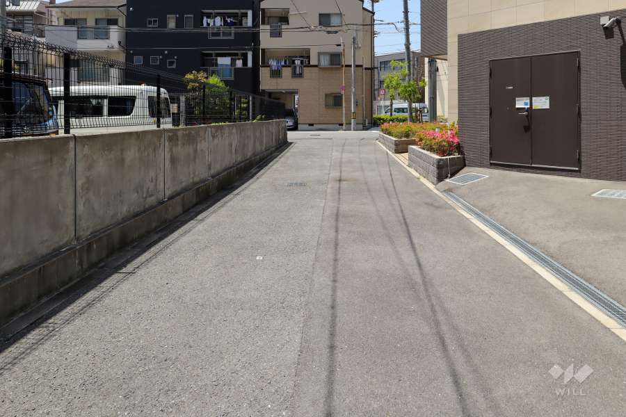 敷地南側の前面道路（東側から）
