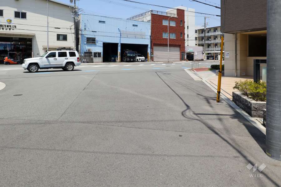敷地南側の前面道路（西側から）