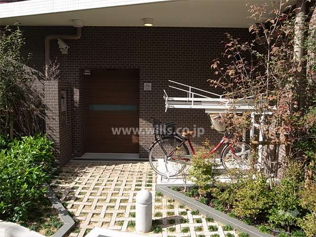 駐輪場入口。駐輪場は屋内にあります。