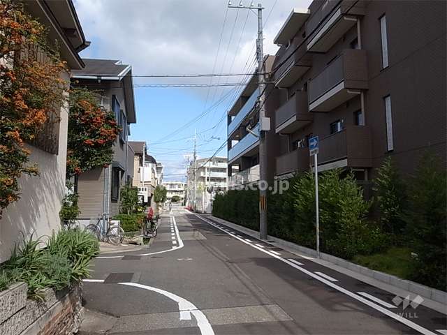敷地西側の前面道路。敷地の東、北、西の3方が接道し、建物はコノ字型に配置されています。