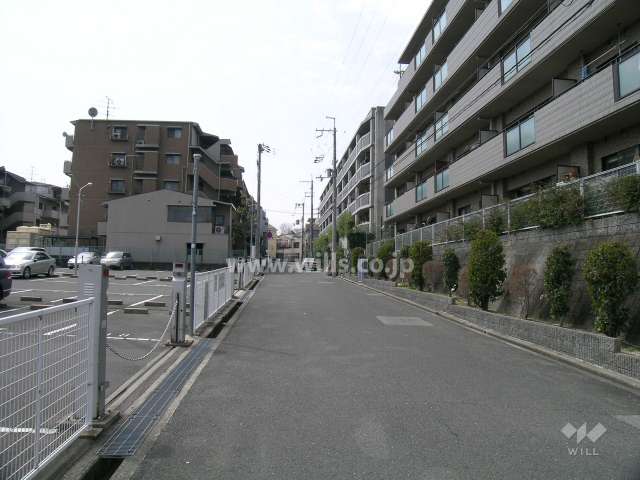 敷地南側の前面道路（敷地の北と南の両面が接道しています。）