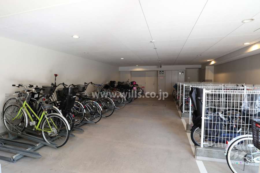 バイク置場と駐輪場