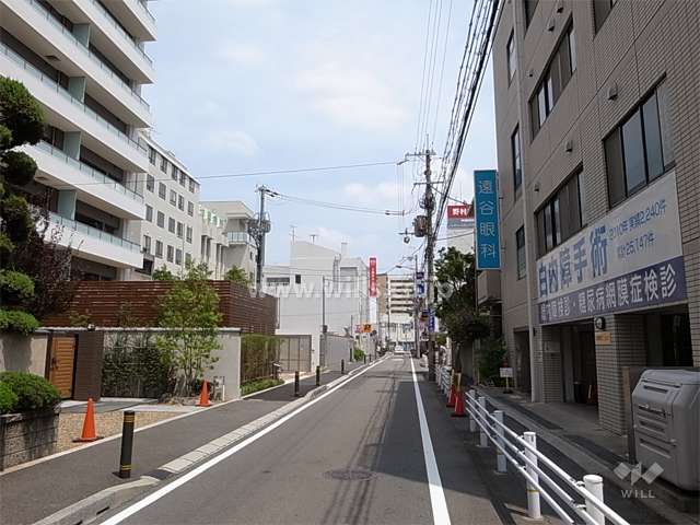 敷地南側の前面道路。駅前のにぎやかな通りから一本中に入っている為、静かです。