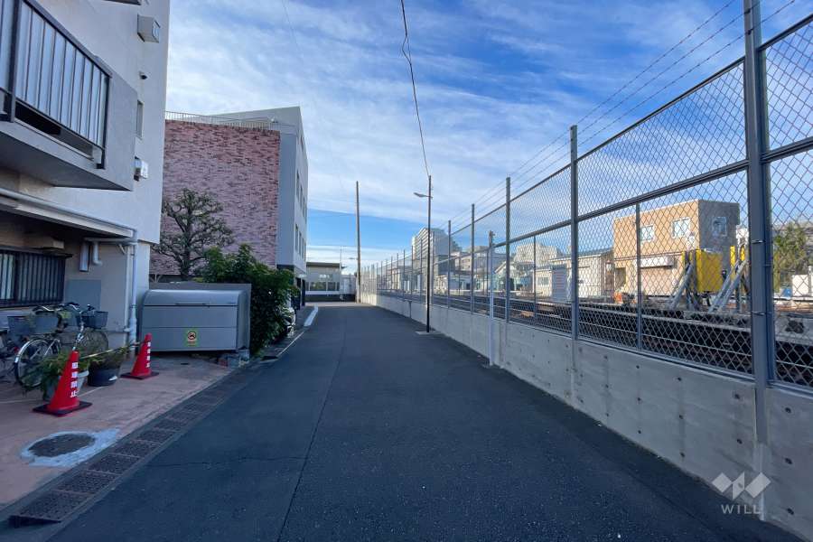 敷地西側の前面道路
