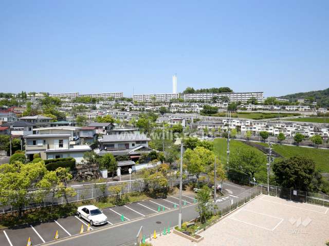 陽和台第4住宅の遠景。南斜面の高台にあります。