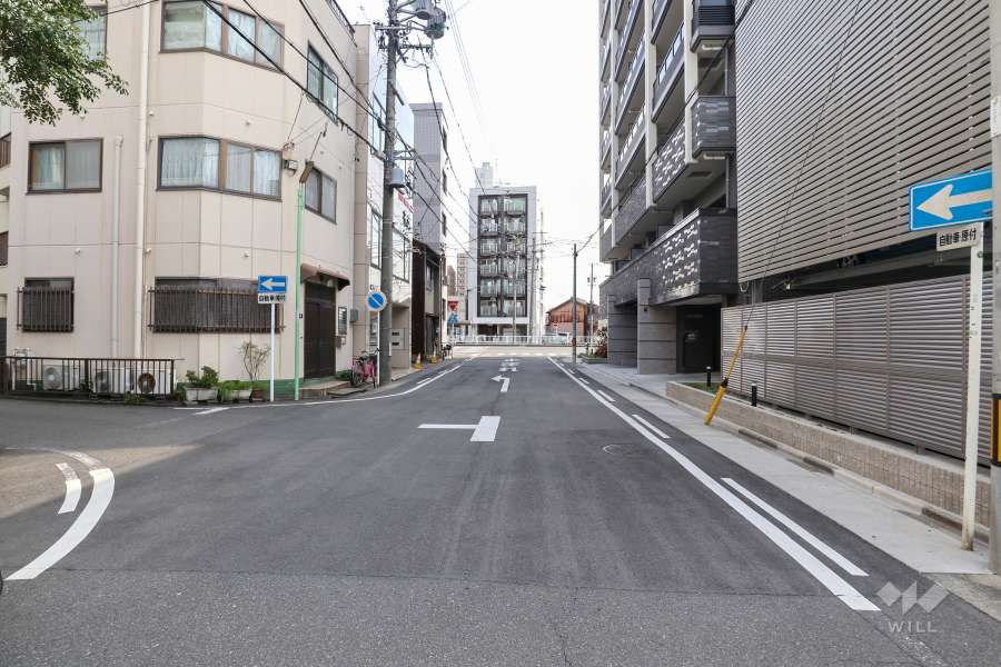 敷地東側の前面道路（北側から）