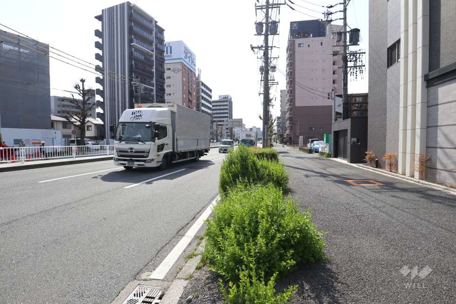 敷地南側の前面道路（東側から）