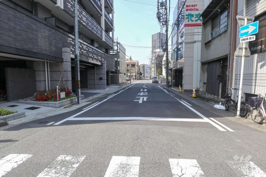 敷地東側の前面道路（南側から）