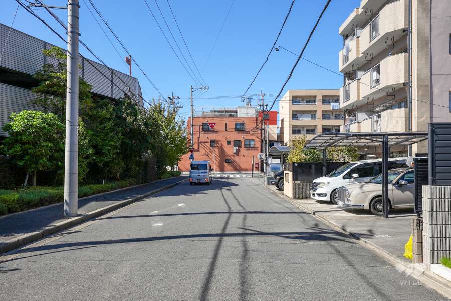 敷地南側の前面道路（東側から）