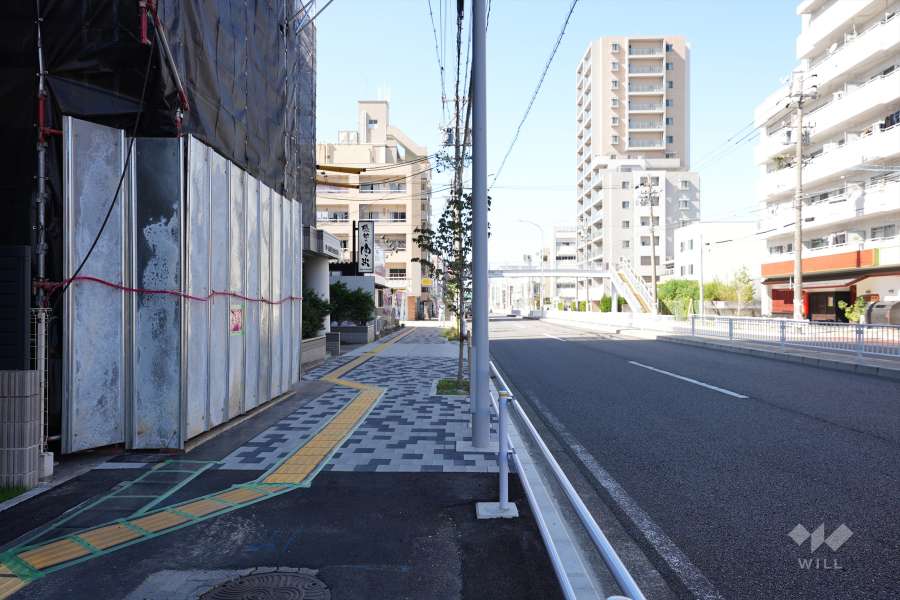 敷地北側の前面道路（東側から）