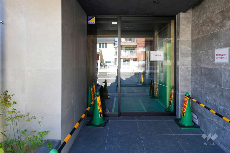 エントランス。オートロック付きです。