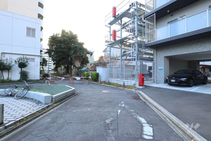 敷地東側の前面道路（北側から）