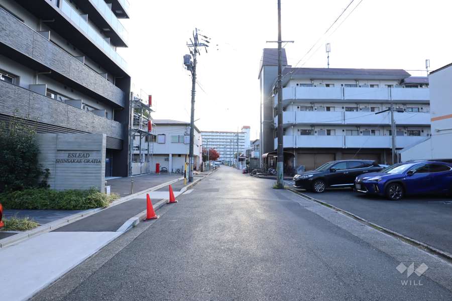 敷地西側の前面道路（北側から）